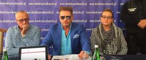 [VIDEO] Ludzie Rutkowskiego odnaleźli na polu paczkę po papierosach identyczną, jaką miał w chwili zaginięcia Arek Burak. Niedopałek i paczka są w miejscu wskazań masztów telefonii komórkowej