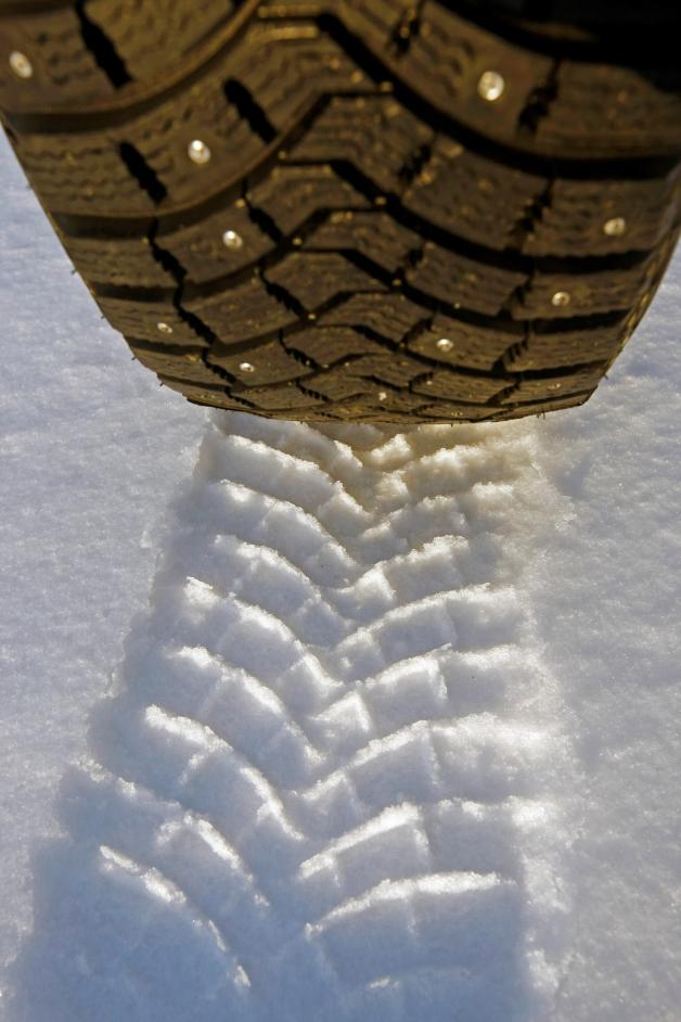 Czy zimą stosować węższe opony?